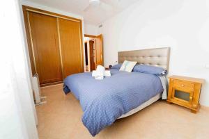 une chambre avec un lit avec deux serviettes dessus dans l'établissement Adosado con vistas al Mar Menor y parking, à Santiago de la Ribera