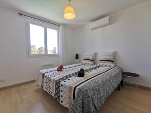 - une chambre blanche avec un grand lit dans l'établissement Villa avec Piscine • Plage 15’, à Béziers