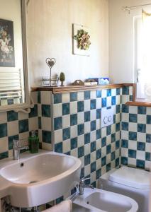 A bathroom at B&B Cadrecca Tra Terra Luna e Mare