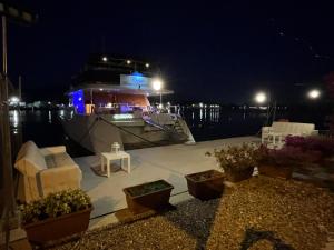 a boat is docked in the water at night at Cohete Boat in Ameglia