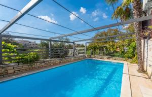 una piscina con pérgola encima en House Peresiji en Peresiji