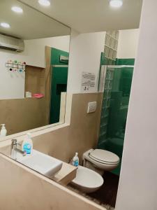 ローマにあるCasetta di Trastevereのバスルーム(洗面台、トイレ、鏡付)