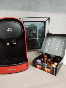 Une boîte noire et rouge avec une horloge à côté dans l'établissement Nid paisible à 10 min de Disney, à Bussy-Saint-Georges