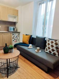 un salon avec un canapé et une table dans l'établissement Nid paisible à 10 min de Disney, à Bussy-Saint-Georges