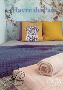 une chambre avec un lit avec des oreillers violets et jaunes dans l'établissement Nid paisible à 10 min de Disney, à Bussy-Saint-Georges 6 autres photos