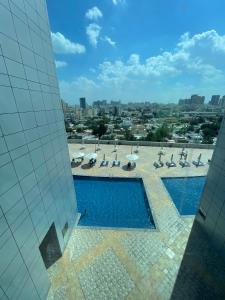- une vue sur la piscine depuis le sommet d'un bâtiment dans l'établissement Luxurious Sea View - Beach Front, à Ajman