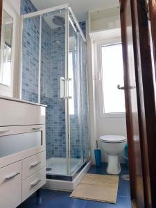 een badkamer met een douche en een toilet bij Amplio y céntrico apartamento en Avilés by beBalmy in Avilés
