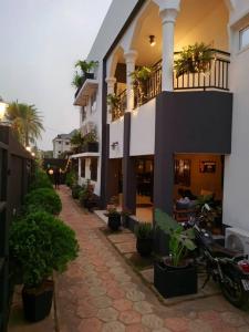 budynek z motocyklem zaparkowanym przed nim w obiekcie RESIDENCE MGA HOTEL w mieście Ouidah