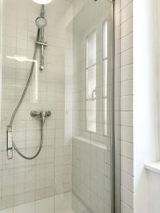 een douche in een badkamer met een glazen deur bij LA CROIX BLANCHE - Proche Hôpital - Parking in Mont-de-Marsan