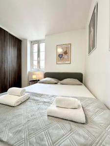 een slaapkamer met een groot bed met 2 witte kussens bij LA CROIX BLANCHE - Proche Hôpital - Parking in Mont-de-Marsan