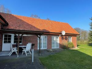 a brick house with a table and chairs in the yard at Ferienwohnung Kiebitzheide in Beelen