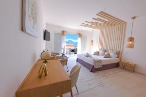 - un salon avec un lit et une salle à manger dans l'établissement La Manufacture D'oriano LES NUITS AU VILLAGE, à Montegrosso