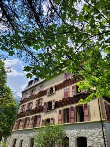Lötschberg في Kippel: مبنى طويل مع نوافذ وردية وأرجوانية