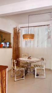 a dining room with a table and chairs at Pousada Linda flor in Morro de São Paulo