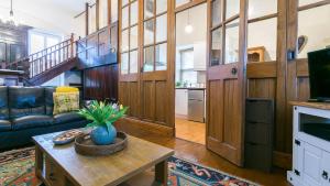 un salon avec un canapé et une table dans l'établissement Capel Bach, à Llanystumdwy