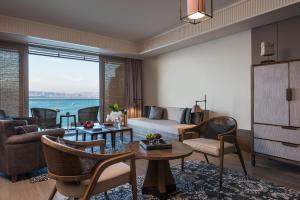 un soggiorno con un letto e un divano di Princes' Palace Resort, Buyukada a Adalar