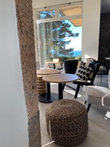 Uma área de estar em Hôtel Les Costans, The Originals Relais