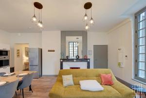 - un salon avec un canapé et une table dans l'établissement Le Racine / Colbert - Bords De Loire, à Tours