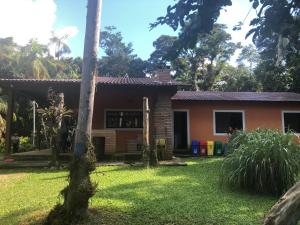 een huis met een grasveld ervoor bij Casa de Campo Refúgio Lazzoli - Morretes in Morretes