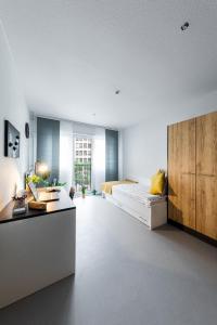 een grote woonkamer met een bed en een tafel bij Apartments Skyreach-WohnZimmer in Essen