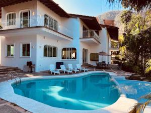 Bazén v ubytování Villa Martha Garza Blanca - Private Heated Pool nebo v jeho okolí