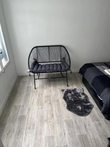 a room with a bench in the corner of a bedroom at Charmant studio in Franconville