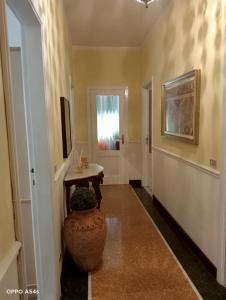 a hallway with a table and a vase in it at Appartamento Billa in Deiva Marina
