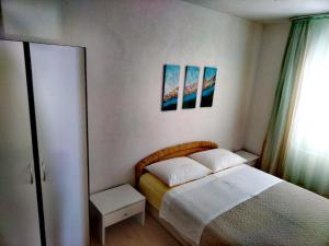 une petite chambre avec un lit et une fenêtre dans l'établissement Apartment Mila, à Jesenice 9 autres photos