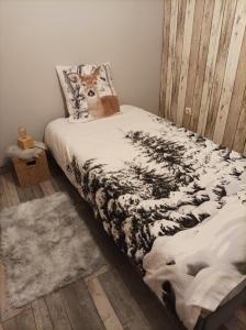 a bedroom with a bed with a wolf pillow and a rug at Au doux refuge in Zimmersheim
