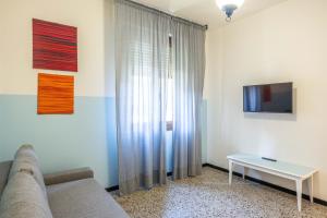 Bartoli Holidays, Bologna by Short Holidays في بولونيا: غرفة معيشة مع أريكة وطاولة