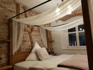 Postel nebo postele na pokoji v ubytování Ehemalige Schmiede -Dormitorium-