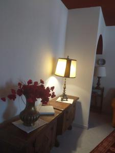 波爾圖波佐的住宿－Casa Boutique Angelika，一张桌子,上面有台灯和花瓶
