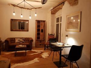 a living room with a couch and a table at Ehemalige Schmiede -Dormitorium- in Ochsenhausen