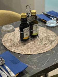 dos botellas de miel en un plato en una mesa en The Central guesthouse, en Tal-Pietà
