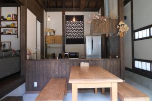 Itoshima橙日的厨房配有木桌和长凳