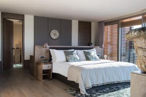 ein Schlafzimmer mit einem großen Bett und einem großen Fenster in der Unterkunft Princes' Palace Resort, Buyukada in Adalar