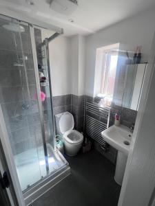 Ванная комната в Modern Comfortable House on quiet development