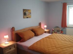 1 dormitorio con 1 cama, 2 lámparas y ventana en Landhaus Lucia 2, en Oberau