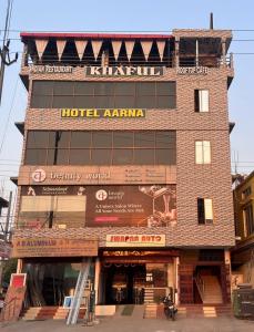 un edificio con un hotel karuna sopra di HOTEL AARNA a Tezpur