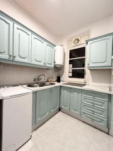 - une cuisine avec des placards bleus et un évier dans l'établissement Apartamento Calle Puentezuelas, à Grenade