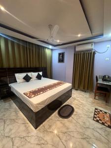 ein Schlafzimmer mit einem großen Bett in einem Zimmer in der Unterkunft HOTEL AARNA in Tezpur