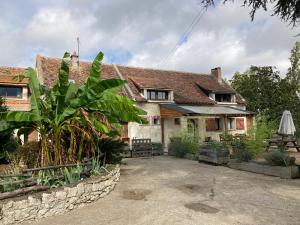 Casa con jardín y patio en Chambre d'Hôtes chez Gustave & Compagnie, en Choussy