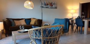 - un salon avec un canapé et une table dans l'établissement Appartement vue mer à 100m de la plage au centre de Carantec, à Carantec