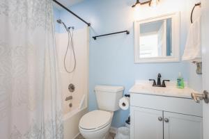 Ein Badezimmer in der Unterkunft Oceanside Cottage -3BDR 2BA-Walk to Beach!