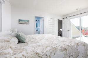 Ein Bett oder Betten in einem Zimmer der Unterkunft Oceanside Cottage -3BDR 2BA-Walk to Beach!