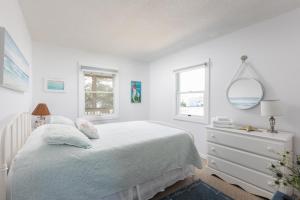 Ein Bett oder Betten in einem Zimmer der Unterkunft Oceanside Cottage -3BDR 2BA-Walk to Beach!