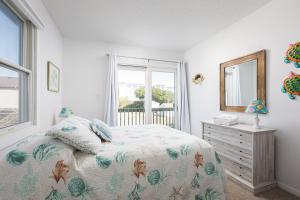 Ein Bett oder Betten in einem Zimmer der Unterkunft Oceanside Cottage -3BDR 2BA-Walk to Beach!