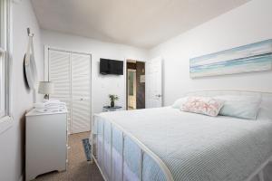 Ein Bett oder Betten in einem Zimmer der Unterkunft Oceanside Cottage -3BDR 2BA-Walk to Beach!