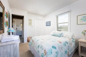 Ein Bett oder Betten in einem Zimmer der Unterkunft Oceanside Cottage -3BDR 2BA-Walk to Beach!