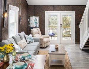 Ein Sitzbereich in der Unterkunft Oceanside Cottage -3BDR 2BA-Walk to Beach!